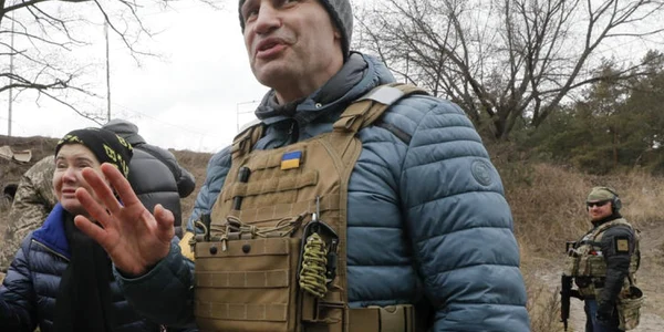 Vitali Kliciko la un post de control din apropiere de Kiev FOTO EPA-EFE