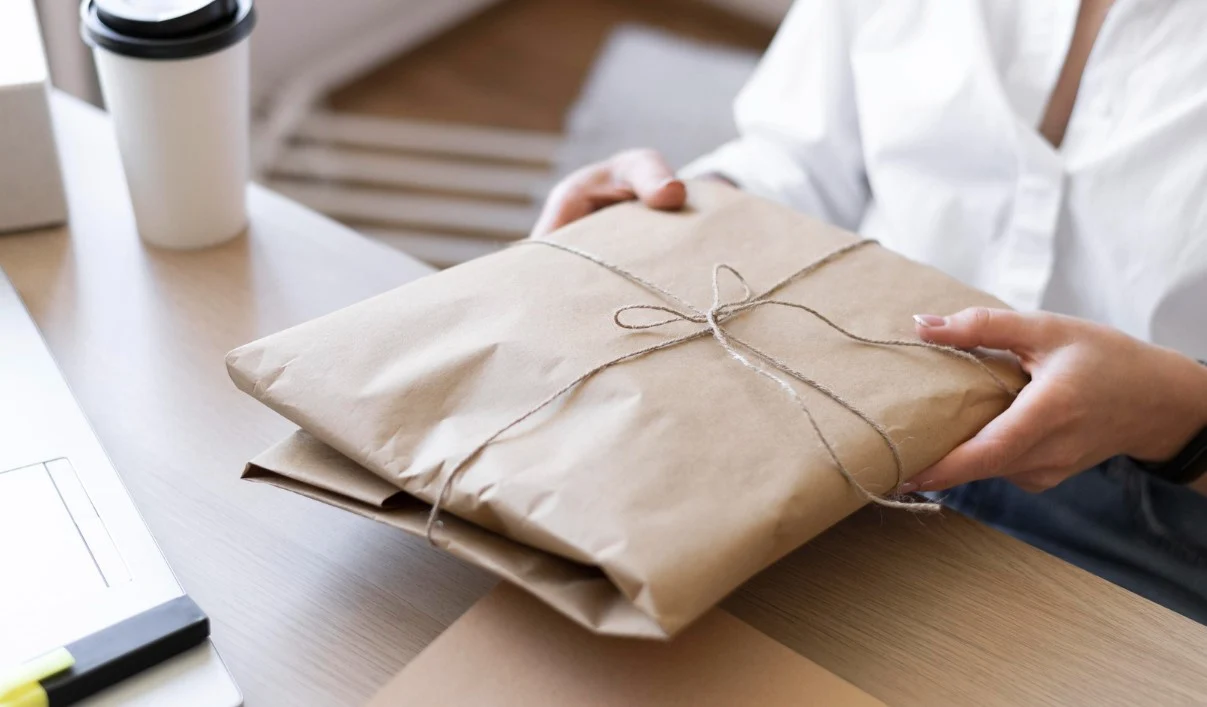 Primul contact fizic cu brandul tău: cum îl faci să conteze