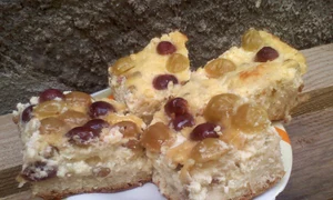 placinta cu struguri rosii si albi jpeg