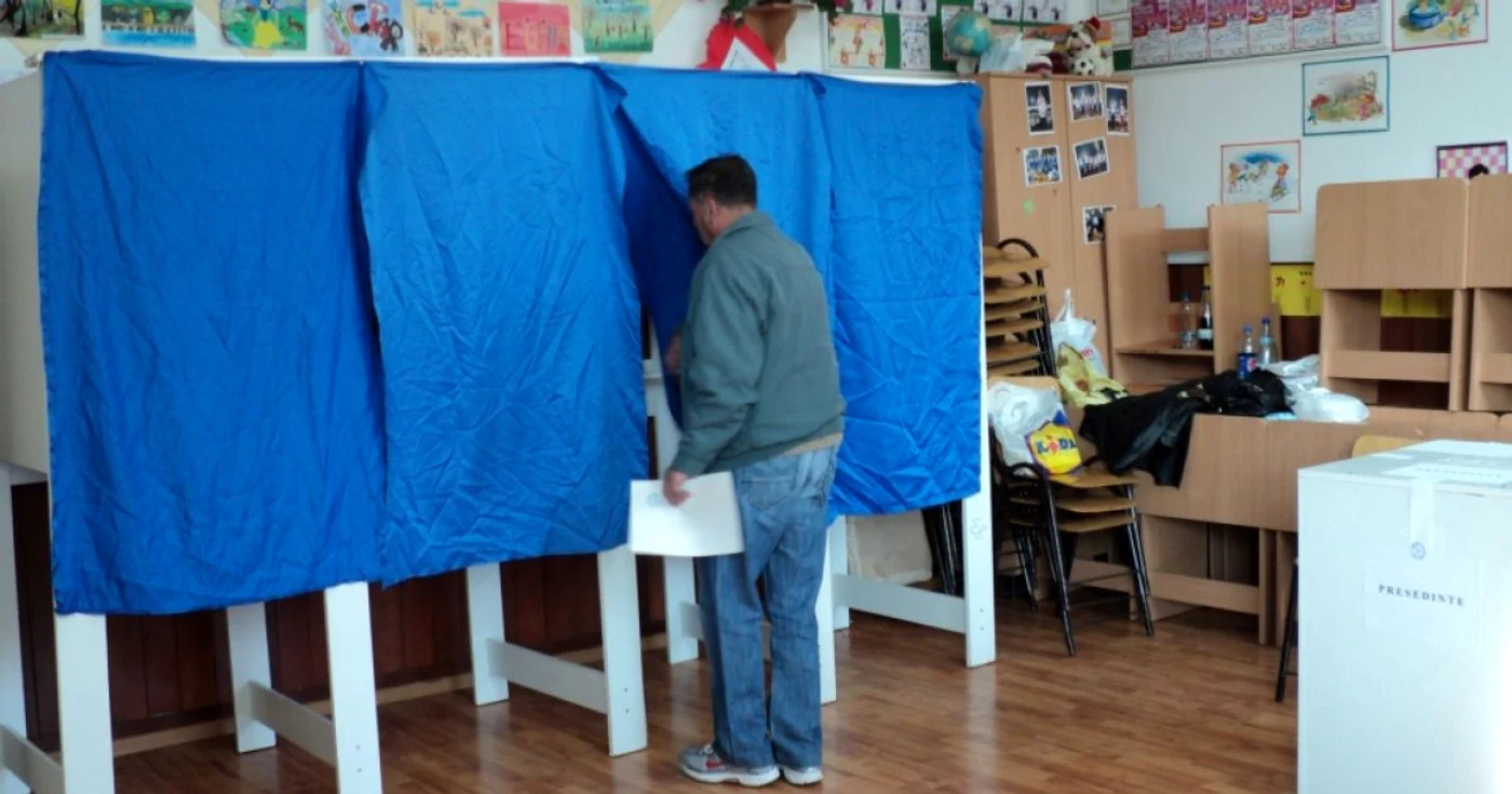 Zeci de hunedoreni au votat de mai multe ori la Referendumul din 2012. ARHIVĂ.