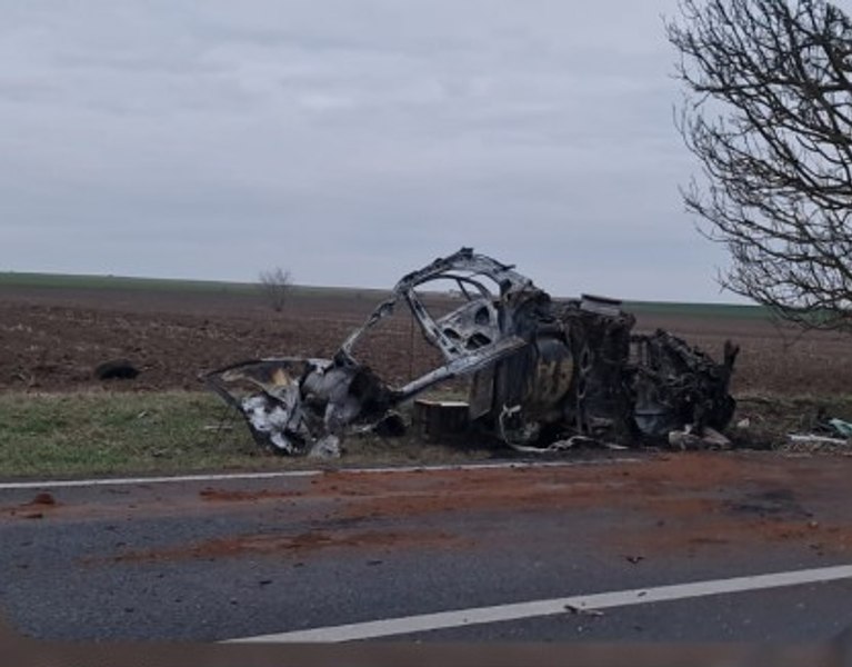 Tânăr de 18 ani rănit grav după ce a intrat cu mașina într-un copac, iar autoturismul a luat foc 
