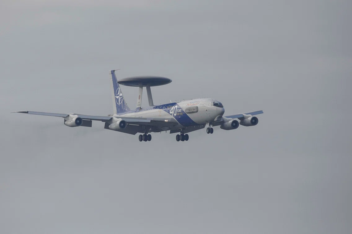 Primul dintre cele trei avioane AWACS care vor opera din România aterizează în Otopeni, Ilfov. FOTO Inquam Photos / George Călin