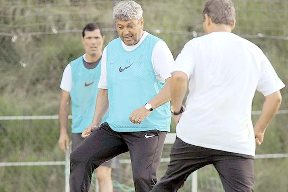 În primele zile de cantonament  cu Şahtior, antrenorul  român a jucat fotbal şi s-a  bălăcit în piscină
