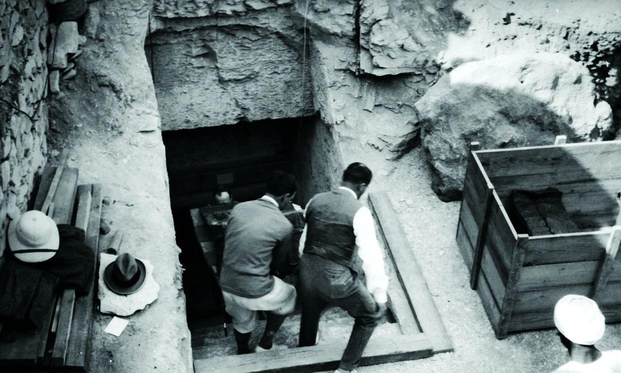 Lăzi cu obiecte sunt scoase la lumină din mormântul lui Tutankhamon, în Valea Regilor
