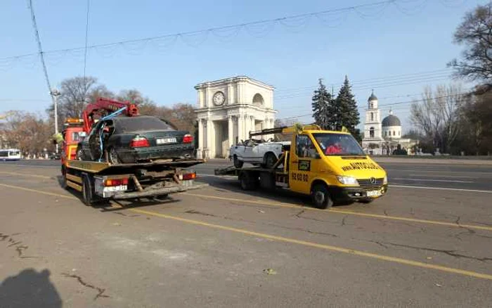 Autospecialele cu mașini distruse în accidente au defilat prin centrul Chișinăului