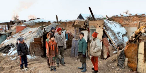 În comuna Blăjel, judeţul Sibiu, şapte familii de rromi trăiesc în bordeie săpate la marginea drumului