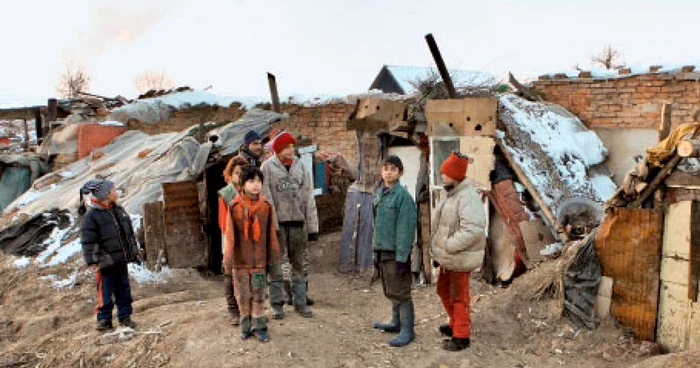 În comuna Blăjel, judeţul Sibiu, şapte familii de rromi trăiesc în bordeie săpate la marginea drumului