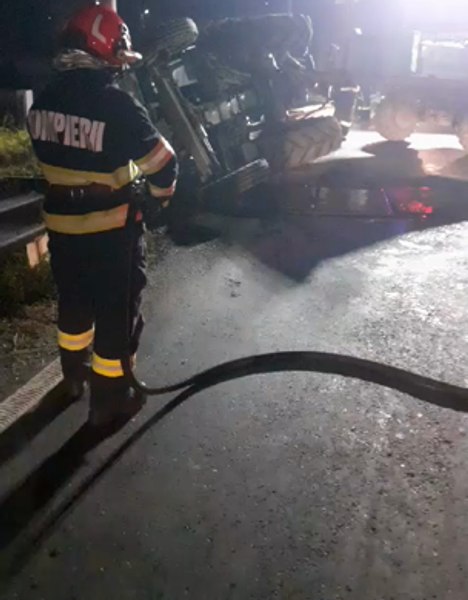 Accident cu 32 de persoane la Vaslui. Un tren a lovit un tractor care trecea calea ferată