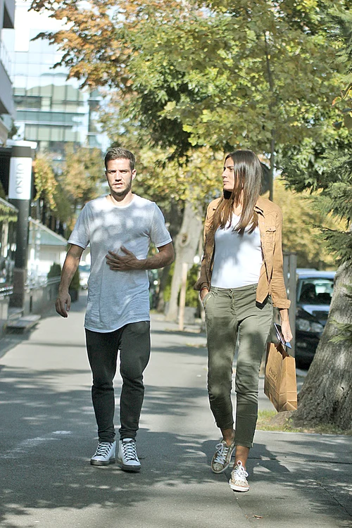 La plecare, soţia a cărat  punga cu mâncare 