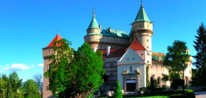 Slovacia. Castelul Bojnice - în față lămîiul lui Matei Corvin Sursa slovakia.travel