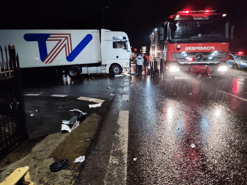 Coliziune între un autocar cu 16 pasageri și un TIR, pe Valea Oltului FOTO