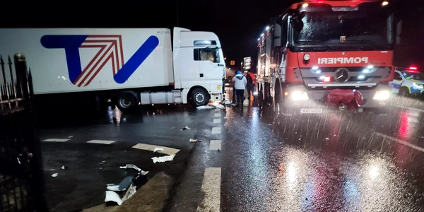 Coliziune între un TIR și un autocar cu pasageri pe DN7 Valea Oltului la intrare în Călimănești Foto ISU Vâlcea jpeg
