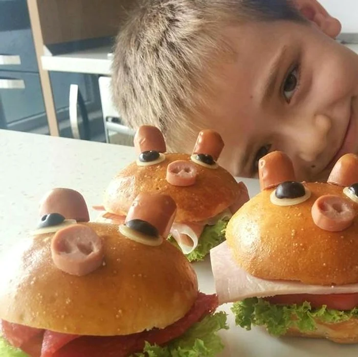 Fiul artistei este încântat de preparatele mamei lui