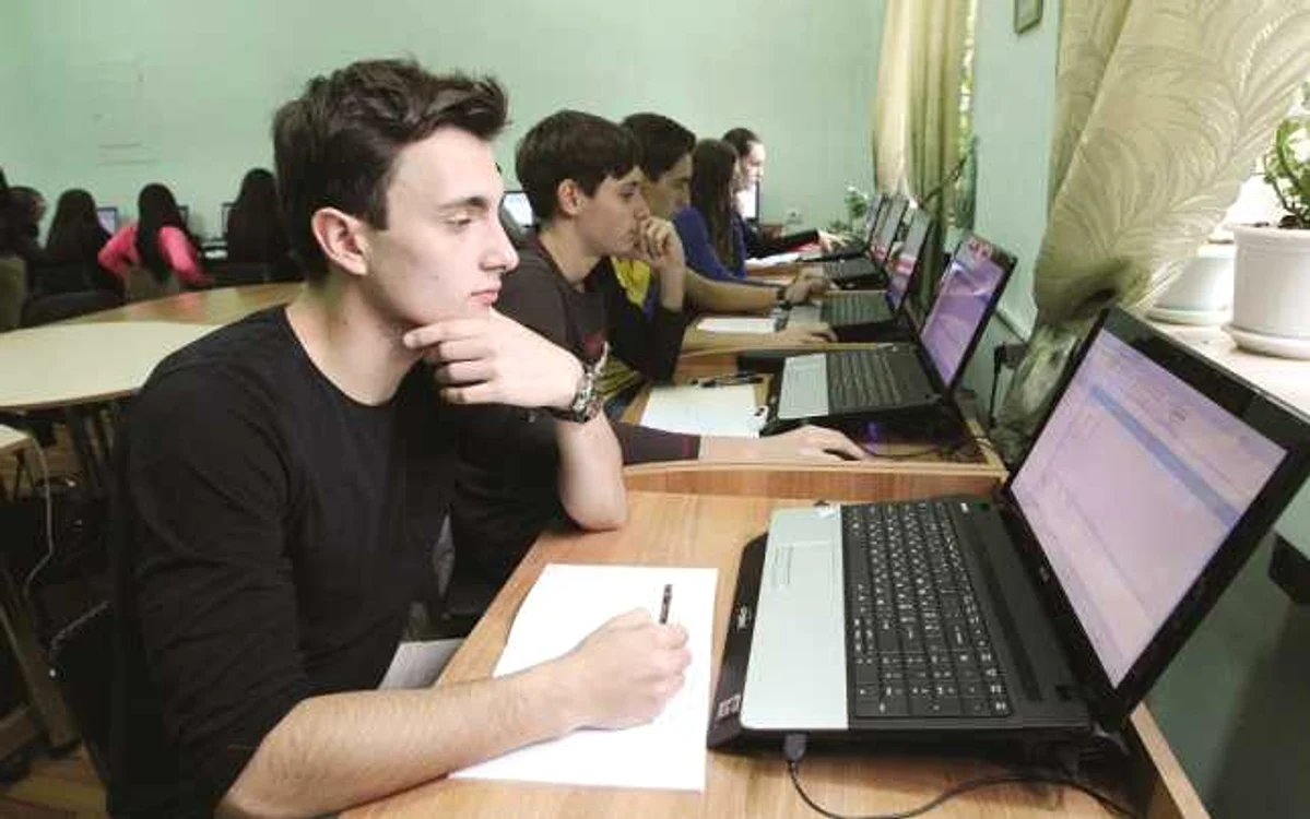 Absolvenţii îşi vor putea vedea lucrările pe site-ul bacalaureat.md timp de 48 de ore după afişarea rezultatelor, pentru a le putea contesta Foto: Tudor Iovu