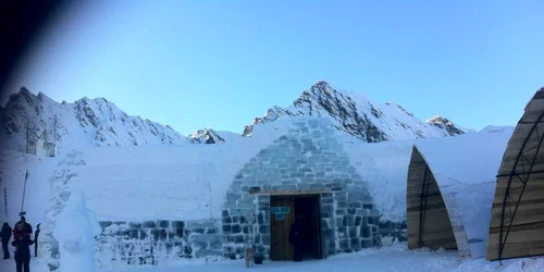 Turiștii au venit la Hotelul de Gheață de la Bâlea Lac a doua zi de Crăciun