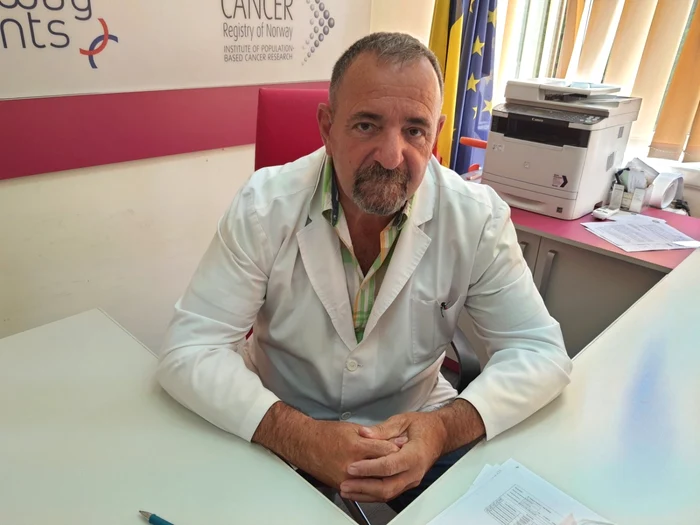 Doctorul Florian Nicula, de la Institutul Oncologic din Cluj-Napoca, coordonează campania de screening pentru cancer de col uterin care a început în luna iunie în patru regiuni ale ţării. FOTO: R.F.