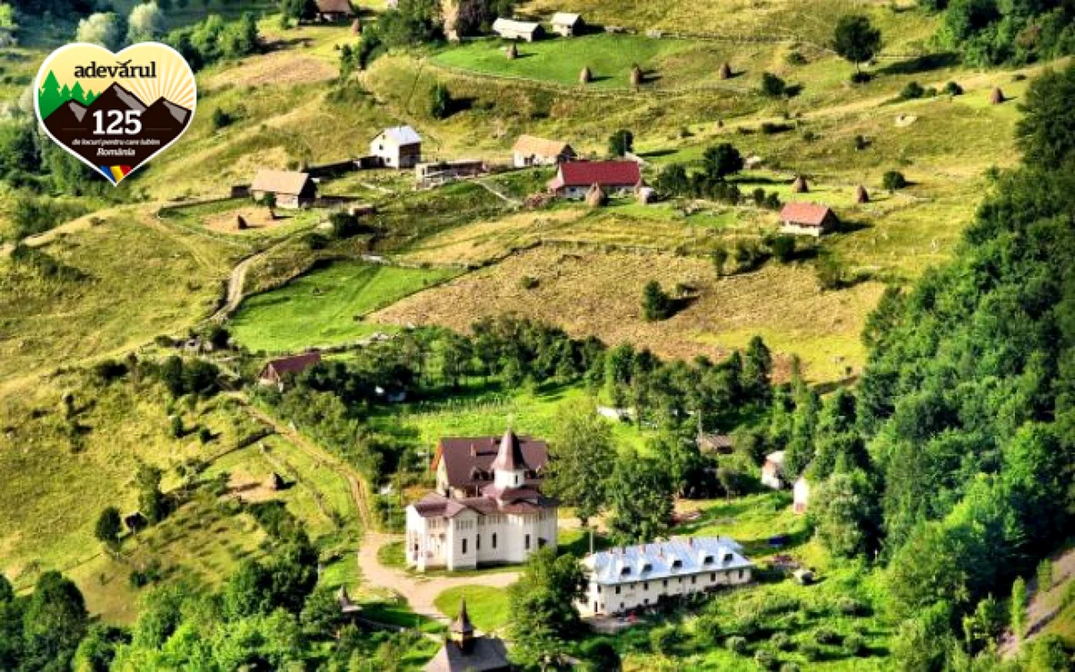 Mănăstirea Sub Piatra de lângă Masivul Bedeleu. În apropiere este peştera Huda lui Papară