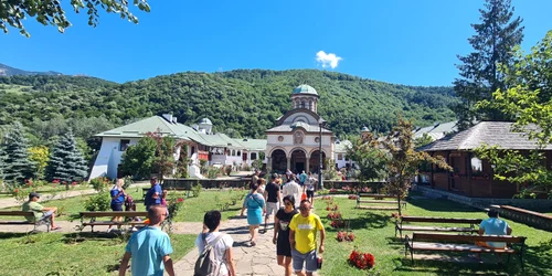 Mănăstirea Cozia din Călimănești Vâlcea în perioada vacanței de Sfânta Maria Foto Excursiile sufletului tău