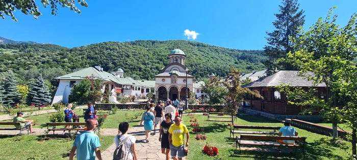 Sărbătoarea Sfintei Maria, la Mănăstirea Cozia. FOTO Excursiile sufletului tău