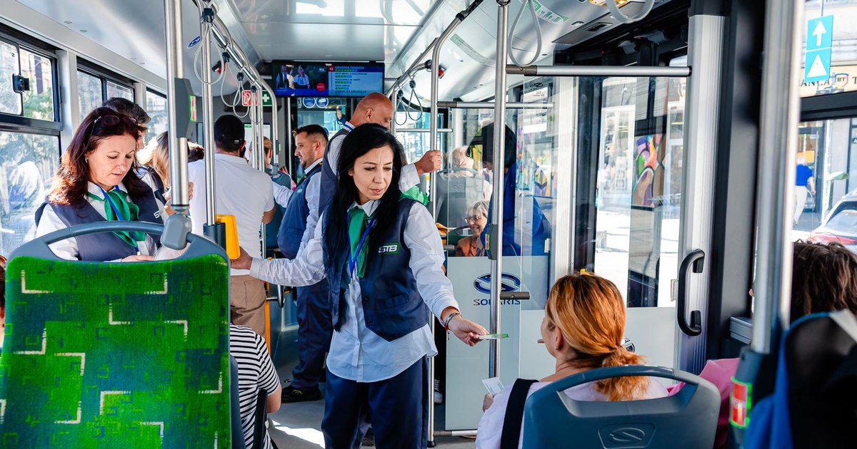 Controlorii Societății de Transport București primesc uniforme noi pentru un transport civilizat.