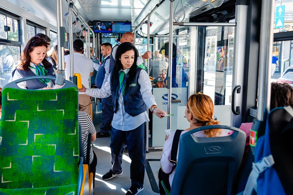 Uniforme noi pentru controlorii Societății de Transport București. Primarul interimar: „Meritaţi un transport civilizat”