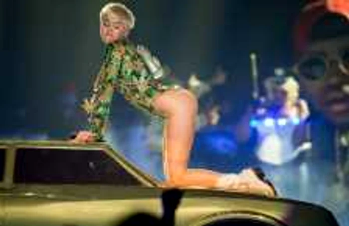 Miley Cyrus stârneşte noi controverse odată cu turneul „Bangerz“ FOTO AFP