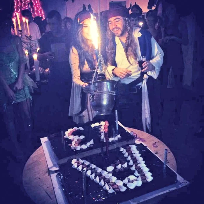 
    S-au sărutat în faţa tortului, la miezul nopţii  