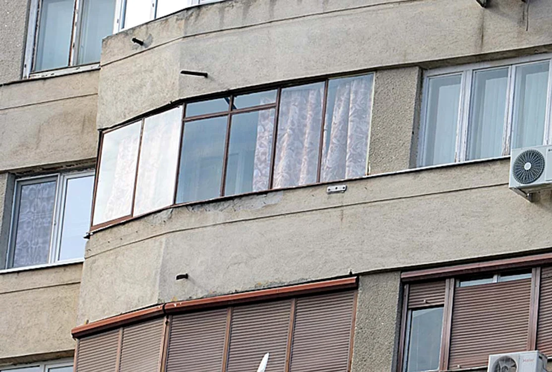 3 noiembrie. La balconul roşcatei a apărut o draperie înflorată