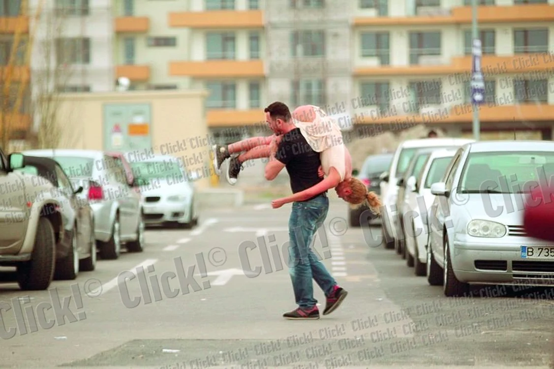Nu, nu e o scenă de balet,  ci o scenă penibilă, în care o tânără beată e culeasă  de pe jos de amicii săi