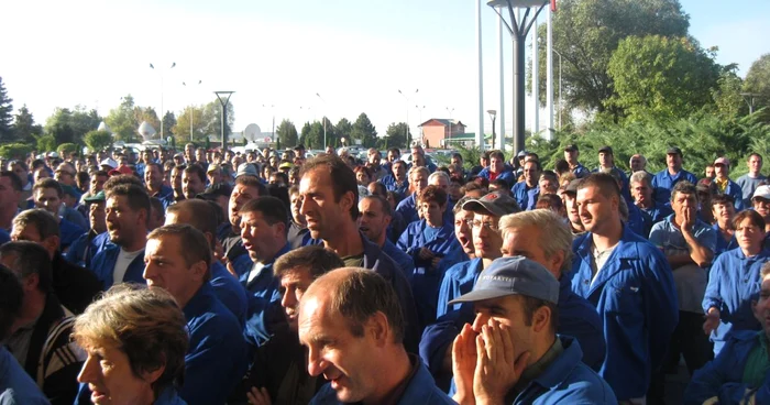 Zi de zi, de câteva săptămâni încoace, salariaţii Oltchim protestează în faţa pavilionul societăţii