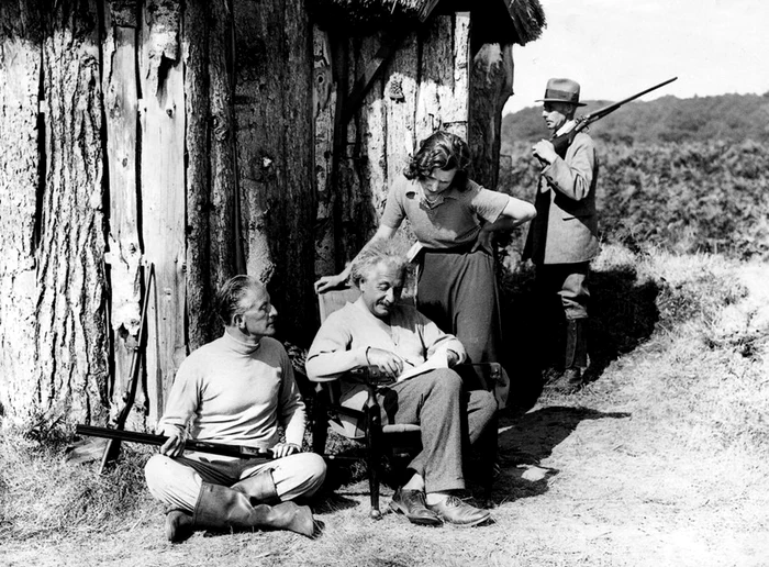 Albert Einstein alături de membri ai familiei. Foto: Profimedia Images