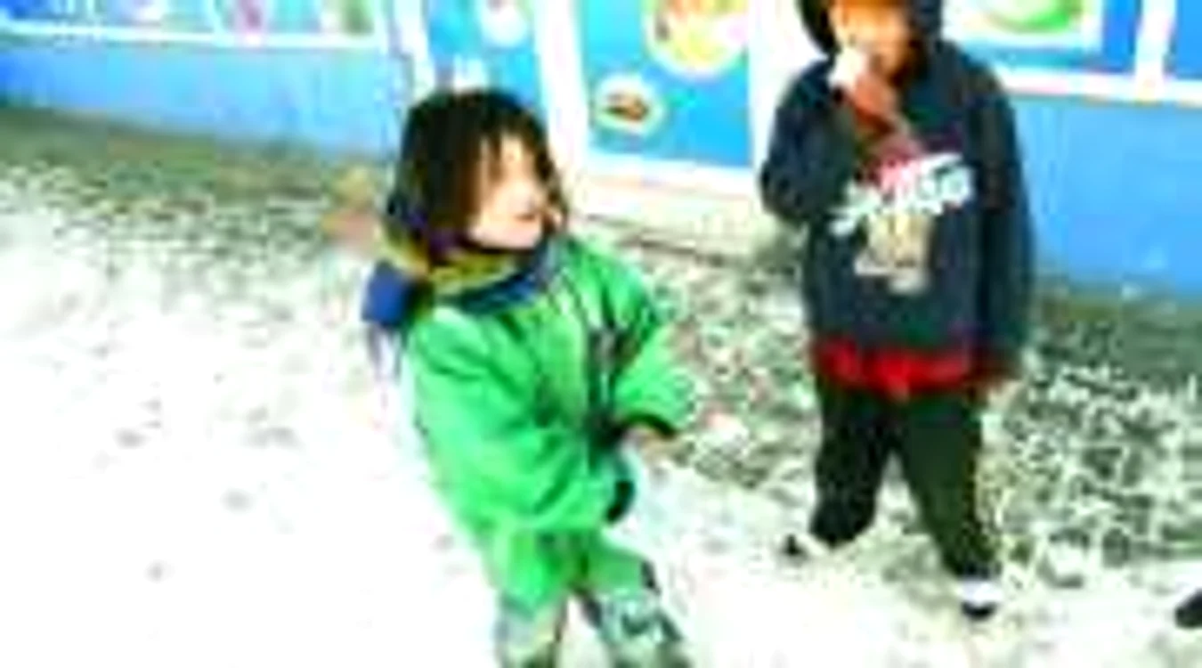 Mihael şi  Ionuţ trăiesc pe stradă de aproximativ doi ani