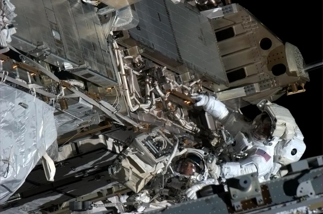 Ieşirea în spaţiu a astronauţilor „mecanici“ a fost un succes. FOTO Twitter/Chris Hadfield