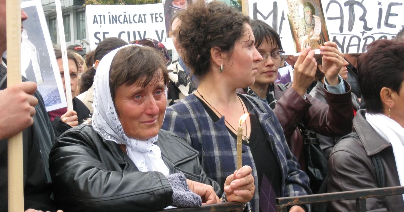 Sute de oameni au protestat în faţa Arhiepiscopiei