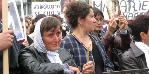 Sute de oameni au protestat în faţa Arhiepiscopiei