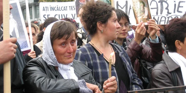 Sute de oameni au protestat în faţa Arhiepiscopiei