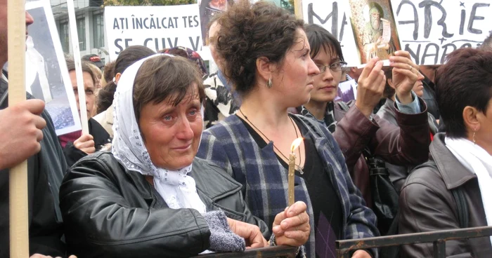 Sute de oameni au protestat în faţa Arhiepiscopiei