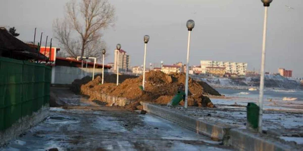 La Costineşti, nisipul a fost adus pe aleile de lângă plajă