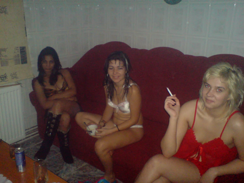 Cele patru maseuze îşi aşteaptă clienţii la şedinţe pline de erotism 