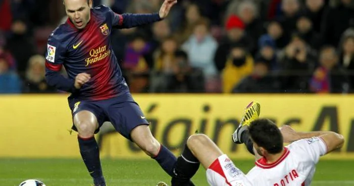 Iniesta a trecut cu greu de Botia. FOTO: Reuters