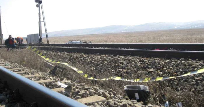 Bucati din masina spulberata de tren