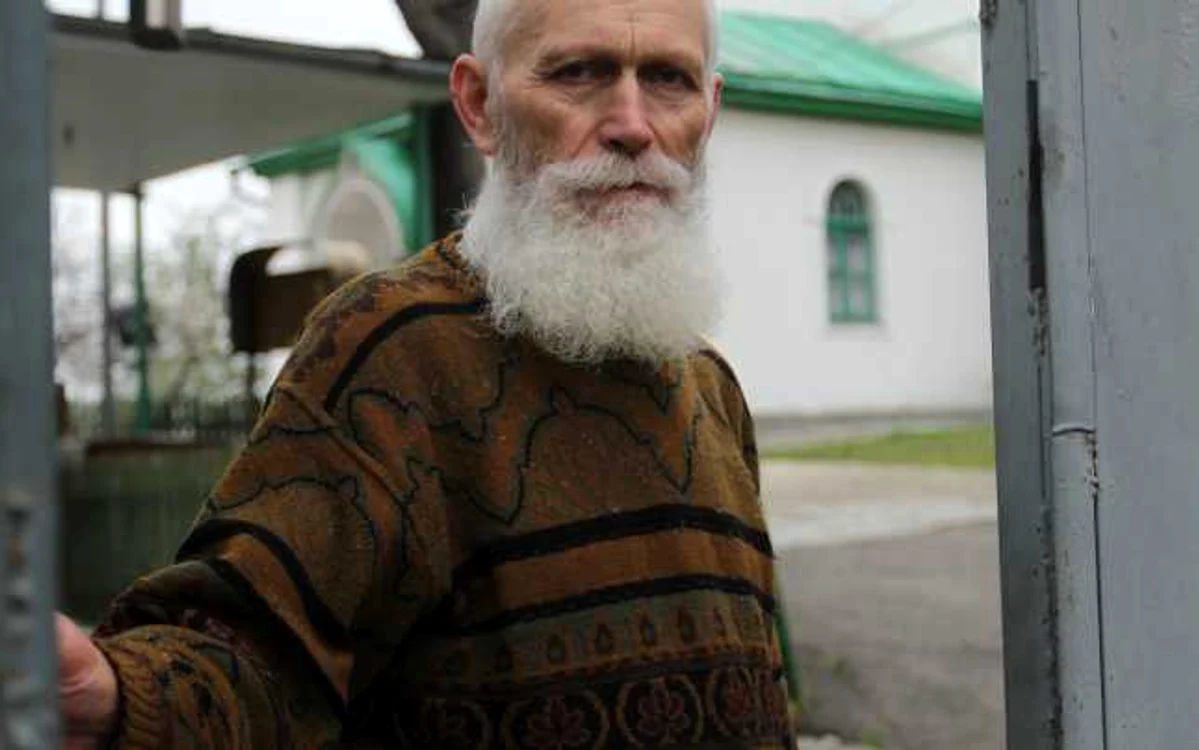 Dascălul Feodot ne-a lăsat să intrăm doar în curtea bisericii