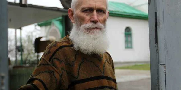 Dascălul Feodot ne-a lăsat să intrăm doar în curtea bisericii