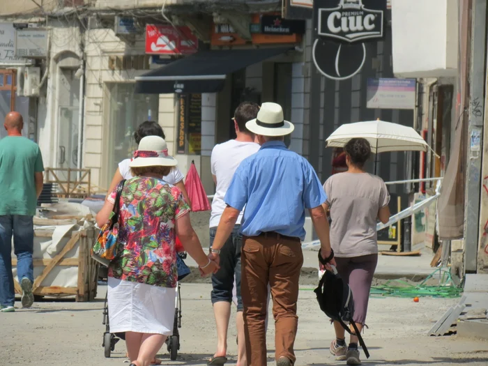 Purtaţi pălărie de soare şi nu vă expuneţi la temperaturile ridicate de la orele prânzului. FOTOArhivă.