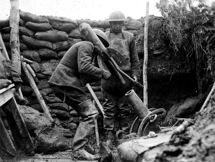 Soldaţi americani, membri ai diviziei Maryland's 117th Trench Mortar Battery, operează un mortier de tranşee.