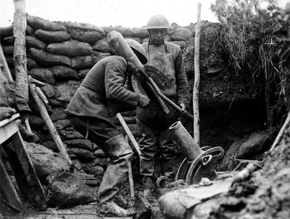 Soldaţi americani,  membri ai diviziei Maryland's 117th Trench Mortar Battery,  operează un mortier de tranşee. 
