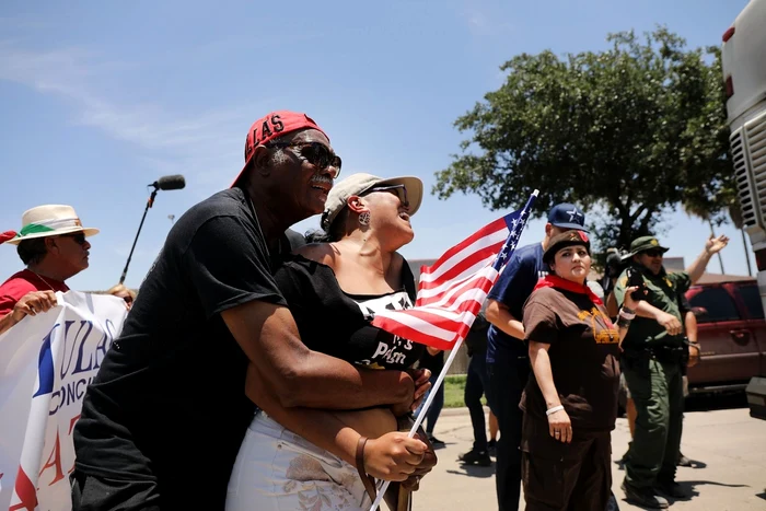 Protestatarii au încercat să blocheze un autobuz care transporta copiii migranţilor spre un centru de detenţie din Texas FOTO Getty Images 