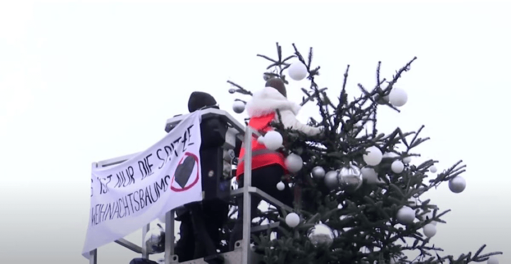 Două activiste pentru climă au tăiat cu fierăstrăul vârful pomului de Crăciun din faţa Porţii Brandenburg VIDEO
