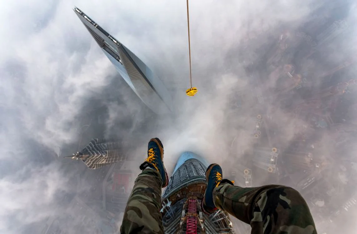 Raskalov şi Makhorov au escaladat Shanghai Tower în timpul nopţii, pentru a nu observaţi de gardieni (Foto: Caters)