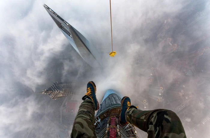 Raskalov şi Makhorov au escaladat Shanghai Tower în timpul nopţii, pentru a nu observaţi de gardieni (Foto: Caters)